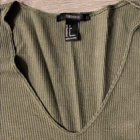 Olive green Crop top FINAL PRICE 🎉🎉 - Picture 2 of 3